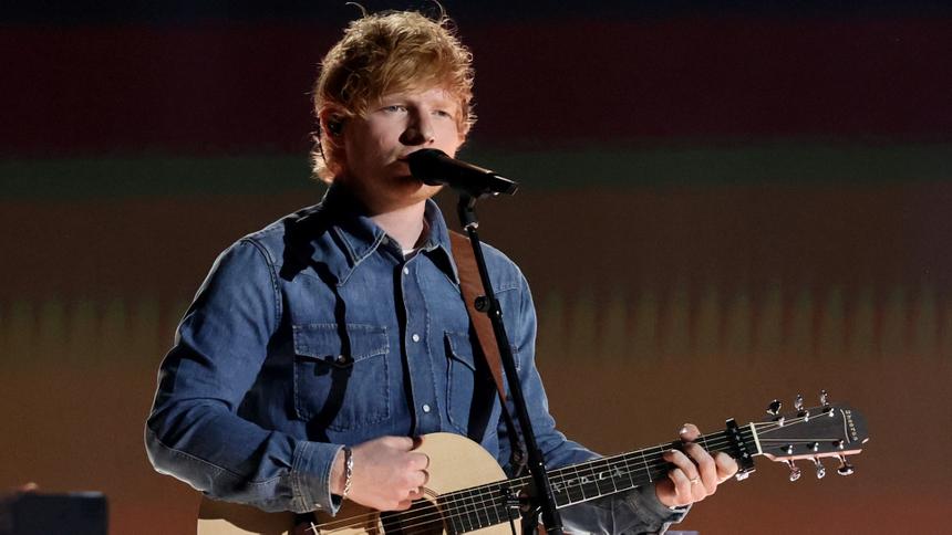 Ed Sheeran во время выступления на Academy Of Country Music Awards, 11 мая 2023 года