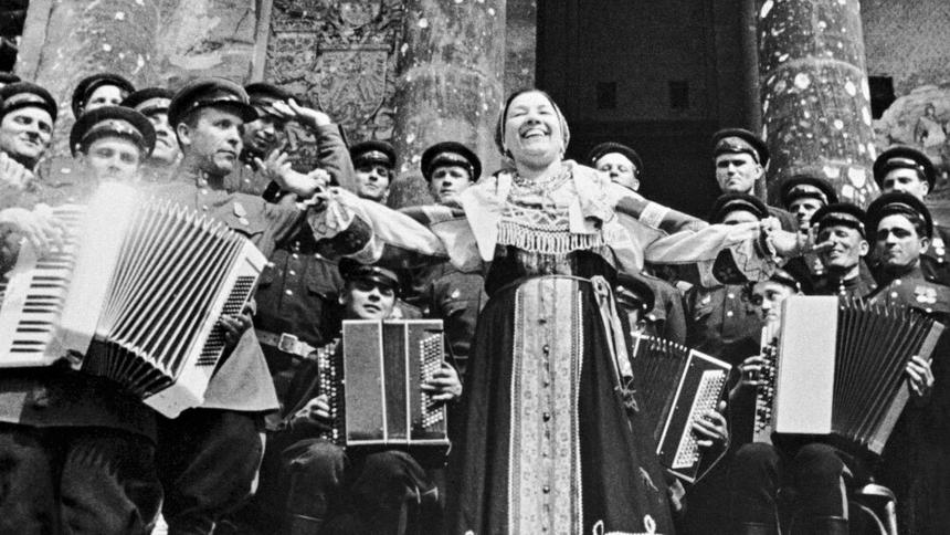 Лидия Русланова выступает с концертом перед советскими воинами на ступенях Рейхстага, 2 мая 1945 года