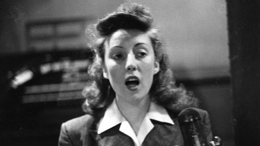 Вера Линн во время трансляции Girls Of The Victory, 1945 год