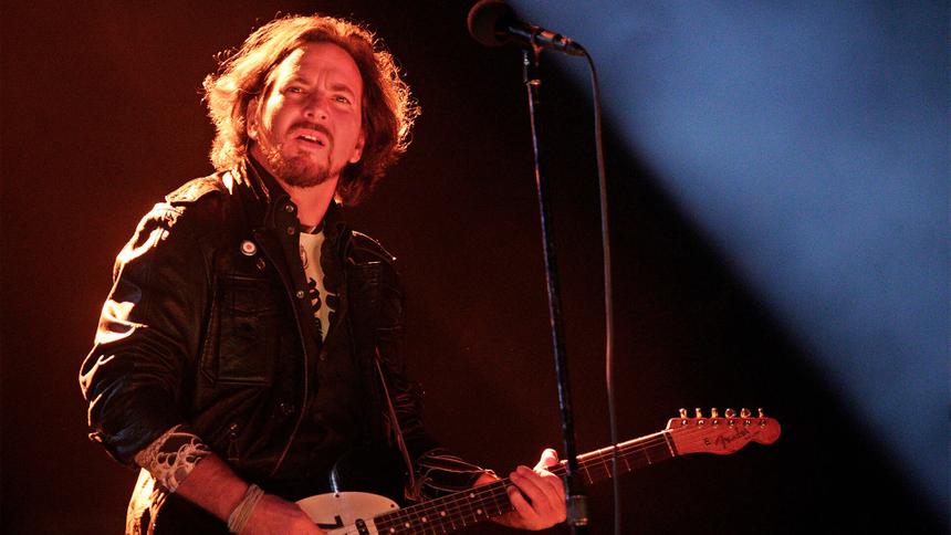 Эдди Веддер с группой Pearl Jam выступает на стадионе Morumbi в Сан-Паулу, 4 ноября 2011 года