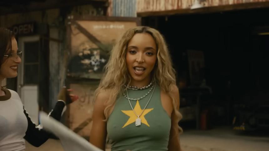 Кадр из видео Tinashe - Nasty